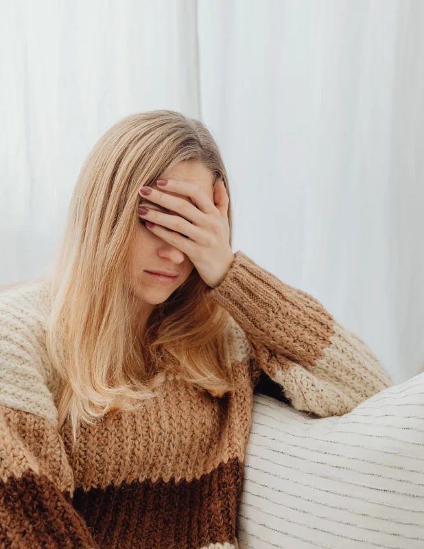 Femme épuisée par le burnout féminin, ressentant une fatigue profonde et une surcharge mentale. Image symbolisant le mal-être et le besoin de repos.