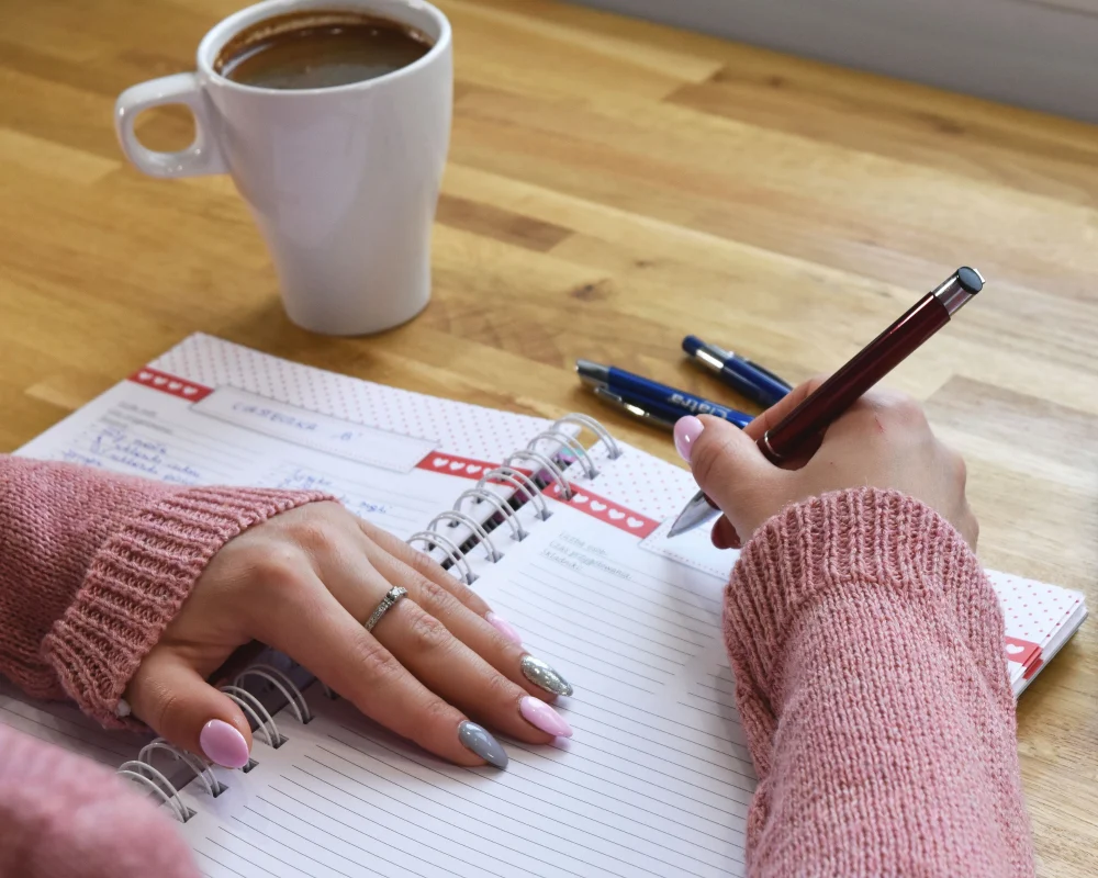 Carnet de journaling thérapeutique ouvert pour aider à la reconstruction après un burnout par l'écriture expressive.